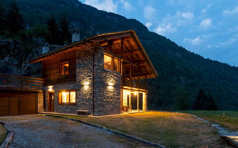Chalet Walser 4+2: Bygning, Hus, Hjem, Arkitektur, Sommerhus, Tag, Landdistrikt, Bjergkæde, Dal, Hill Station