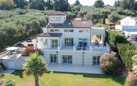 Villa Bianca 10: Bygning, Boligområde, Hjem, Hus, Facade, Arkitektur, Estate, Mansion, Urban Design, Altan