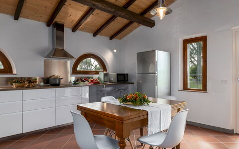 Tenuta Francigena 8: Indretning, Møbel, Gulvbelægning, Træ, Hjem, Loft, Etage, Køkken, Belysning, Værelse