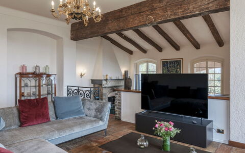 Villa la Cicaliera 10: Møbel, Indretning, Væg, Couch, Gulvbelægning, Træ, Værelse, Etage, Stue, Loft