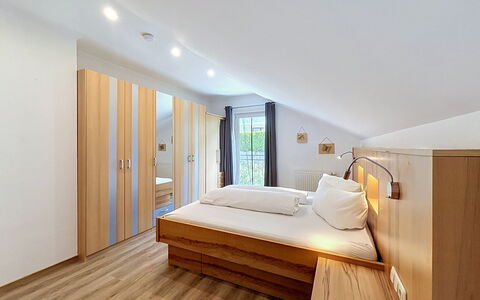 Ferienhaus Siegele: Indretning, Træ, Møbel, Gulvbelægning, Etage, Loft, Værelse, Seng, Belysning, Soveværelse