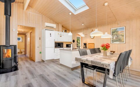Liina - 3Km from the Sea: Træ, Loft, Indretning, Gulvbelægning, Hjem, Værelse, Trægulve, Møbel, Etage, Køkken & Spisebord