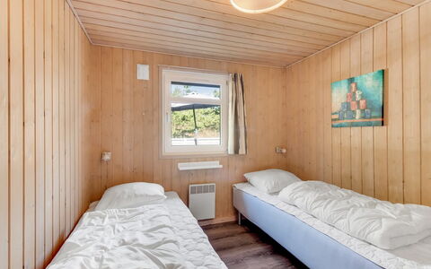 Liina - 3Km from the Sea: Træ, Soveværelse, Seng, Bed Frame, Hårdttræ, Bejdse, Sengetøj, Planke, Sengetøj, Design