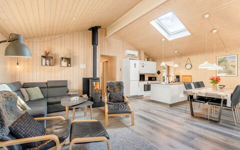 Liina - 3Km from the Sea: Træ, Indretning, Loft, Møbel, Gulvbelægning, Stue, Hjem, Værelse, Trægulve, Couch
