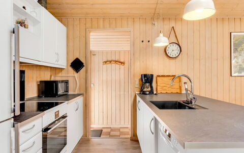 Liina - 3Km from the Sea: Køkken, Træ, Gulvbelægning, Countertop, Køkken Apparat, Indretning, Møbel, Større Bandage, Cabinetry, Etage