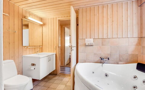 Liina - 3Km from the Sea: Sanitærarmatur, Badeværelse, Gulvbelægning, Etage, Træ, Indretning, Badeværelsesvask, Badekar, Loft, Håndvask
