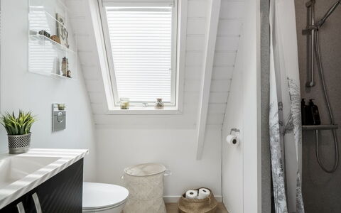 Elida - 18Km to the Fjord: Sanitærarmatur, Indretning, Gulvbelægning, Etage, Loft, Vvs, Badeværelse, Håndvask, Tap, Toilet