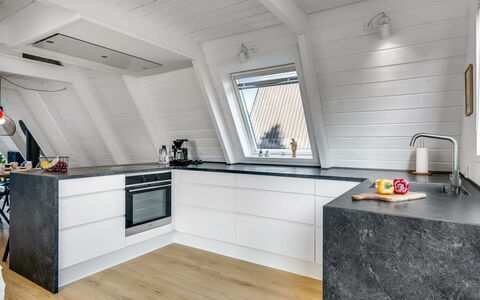 Elida - 18Km to the Fjord: Gulvbelægning, Træ, Køkken, Etage, Countertop, Loft, Indretning, Hjem, Cabinetry, Større Bandage