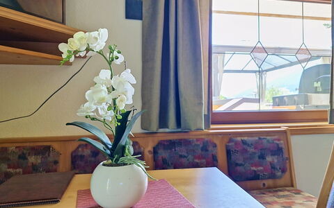 Arzl im Pitztal 15: Indretning, Værelse, Blomsterhandlere, Loft, Stueplante, Blomsterkrukke, Gardin, Glas, Bejdse