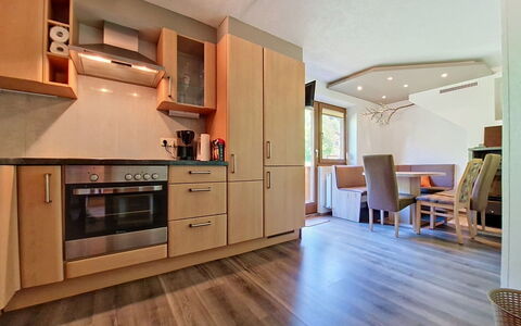 Arzl im Pitztal 15: Møbel, Indretning, Gulvbelægning, Træ, Køkken, Etage, Cabinetry, Loft, Countertop, Køkken Apparat