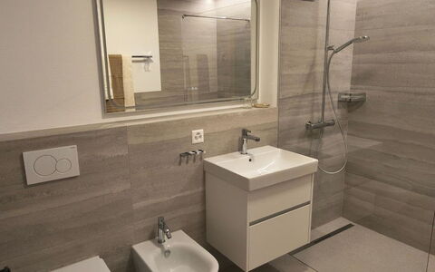 Ferienwohnung Schof: Gulvbelægning, Etage, Toiletbræt, Sanitærarmatur, Badeværelse, Toilet, Indretning, Håndvask, Badeværelsesvask, Vvs
