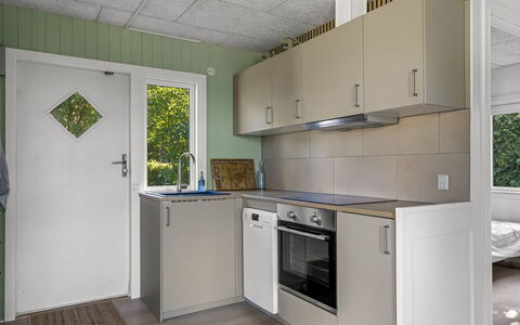 Kora - 300M from the Sea: Større Bandage, Gulvbelægning, Køkken, Træ, Indretning, Køkken Apparat, Countertop, Etage, Sanitærarmatur, Loft