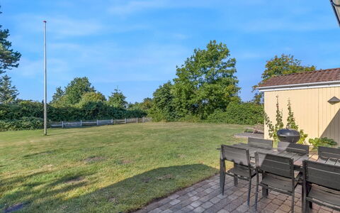 Kora - 300M from the Sea: Himmel, Græs, Almindeligt, Land Lot, Have, Lawn, Skygge, Landscaping, Estate, Gård