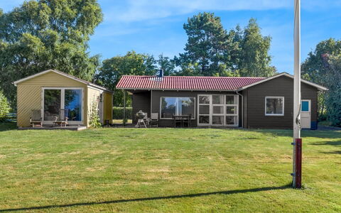 Kora - 300M from the Sea: Sommerhus, Lawn, Stuehus, Gård, Garden Bygninger, Have, Backyard, Estate, Canidae