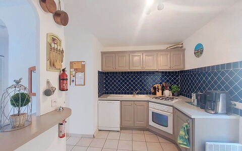 La Jeansarde: Køkken, Countertop, Køkken Apparat, Indretning, Større Bandage, Cabinetry, Gulvbelægning, Møbel, Komfur, Værelse