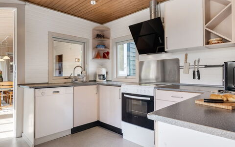 Hedwig - 120M to the Fjord: Køkken, Countertop, Køkken Apparat, Større Bandage, Indretning, Træ, Gulvbelægning, Loft, Cabinetry, Husholdningsapparat