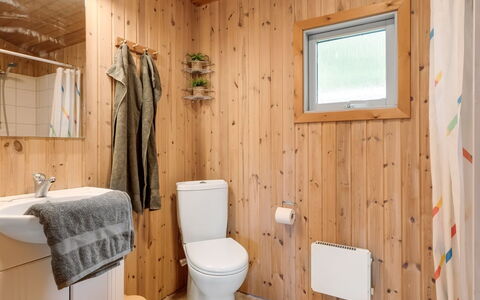 Hedwig - 120M to the Fjord: Væg, Gulvbelægning, Træ, Etage, Indretning, Sanitærarmatur, Loft, Badeværelse, Værelse, Toilet