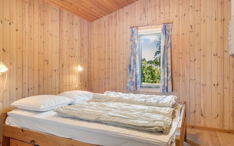 Hedwig - 120M to the Fjord: Soveværelse, Træ, Seng, Indretning, Sengetøj, Sengetøj, Loft, Etage, Gulvbelægning, Bed Frame