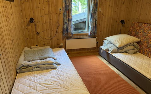 Hedwig - 120M to the Fjord: Træ, Etage, Gulvbelægning, Soveværelse, Seng, Møbel, Sengetøj, Indretning, Bed Frame, Værelse