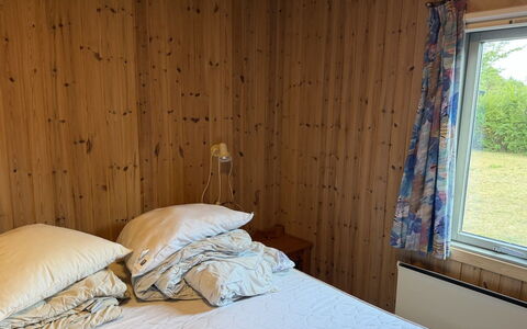 Hedwig - 120M to the Fjord: Træ, Soveværelse, Etage, Gulvbelægning, Seng, Møbel, Indretning, Textile, Sengetøj, Værelse