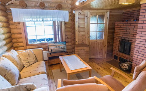 Niinimökki: Træ, Loft, Etage, Indretning, Gulvbelægning, Sommerhus, Møbel, Hjem, Bjælkehytte, Værelse