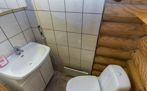 Niinimökki: Toiletbræt, Badeværelsesvask, Sanitærarmatur, Toilet, Badeværelse, Håndvask, Gulvbelægning, Etage, Tap, Vvs