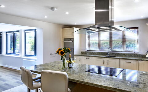 The Farmhouse at Rusty Lane Farm: Møbel, Køkken, Indretning, Countertop, Gulvbelægning, Køkken Apparat, Cabinetry, Træ, Loft, Etage