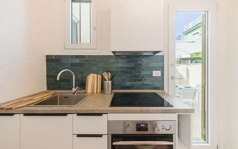 Contemporary House: Køkken, Countertop, Køkken Apparat, Gulvbelægning, Indretning, Større Bandage, Træ, Cabinetry, Etage, Møbel
