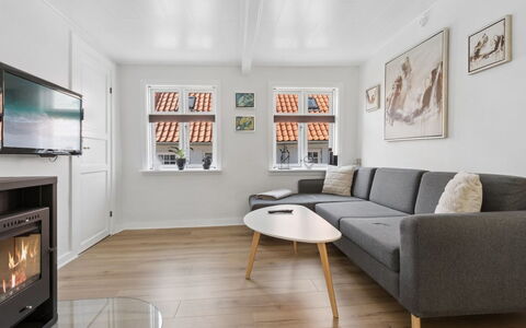 Jasper - 100M from the Sea: Indretning, Møbel, Gulvbelægning, Couch, Væg, Etage, Træ, Stue, Loft, Hjem