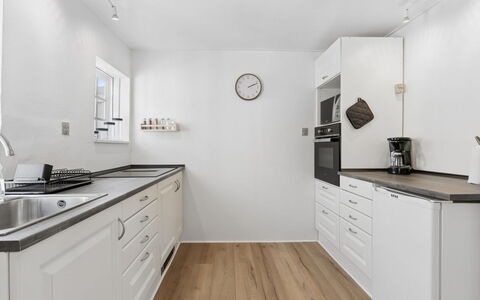 Jasper - 100M from the Sea: Countertop, Køkken, Gulvbelægning, Cabinetry, Indretning, Møbel, Træ, Etage, Køkken Apparat, Større Bandage