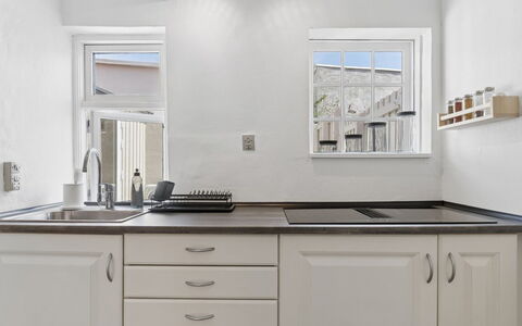 Jasper - 100M from the Sea: Køkken, Countertop, Cabinetry, Indretning, Køkkenvask, Gulvbelægning, Køkken Apparat, Møbel, Hjem, Håndvask