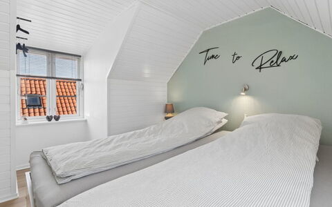 Jasper - 100M from the Sea: Soveværelse, Seng, Sengetøj, Sengetøj, Indretning, Bed Frame, Etage, Sengetøj, Loft, Pude