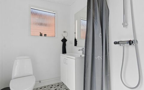 Jasper - 100M from the Sea: Sanitærarmatur, Gulvbelægning, Etage, Indretning, Badeværelse, Toilet, Vvs, Loft, Toiletbræt, Håndvask