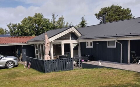 Meike - 750M from the Sea: Tag, Hus, Hjem, Sidespor, Sommerhus, Skygge, Gård, Estate, Backyard, Garden Bygninger