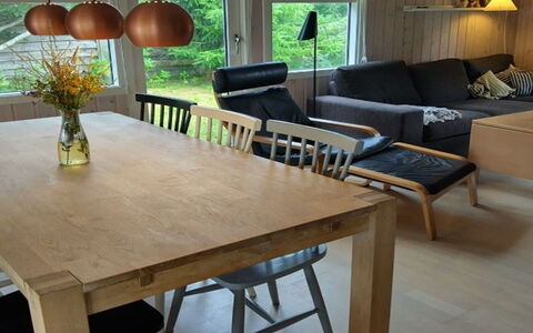 Meike - 750M from the Sea: Møbel, Gulvbelægning, Etage, Indretning, Træ, Bord, Spisestue, Køkken & Spisebord, Trægulve, Stol