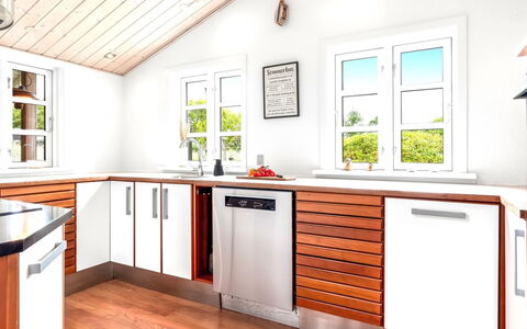 Tian - 1Km from the Sea: Gulvbelægning, Træ, Køkken, Etage, Indretning, Møbel, Countertop, Køkken Apparat, Cabinetry, Trægulve
