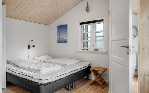 Tian - 1Km from the Sea: Træ, Hjem, Hus, Soveværelse, Møbel, Seng, Dør, Etage, Sommerhus, Bed Frame