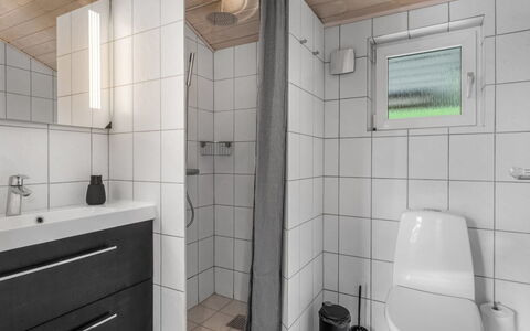 Tian - 1Km from the Sea: Badeværelsesvask, Gulvbelægning, Sanitærarmatur, Håndvask, Badeværelse, Indretning, Etage, Træ, Tap, Toilet