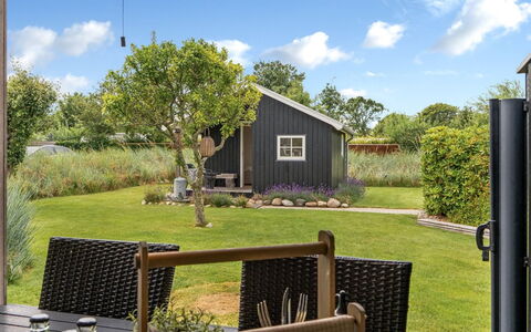 Tian - 1Km from the Sea: Busk, Land Lot, Have, Sommerhus, Hjem, Lawn, Bunddække, Backyard, Garden Bygninger, Gård