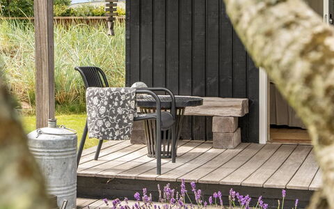 Tian - 1Km from the Sea: Træ, Møbel, Udendørs Møbler, Have, Bunddække, Hårdttræ, Planke, Udendørs Bord, Blomsterkrukke