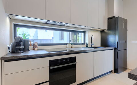 Riata: Køkken, Køkken Apparat, Countertop, Indretning, Træ, Større Bandage, Gulvbelægning, Cabinetry, Husholdningsapparat, Belysning