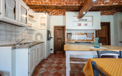 Jeeco: Indretning, Køkken, Møbel, Gulvbelægning, Countertop, Loft, Træ, Etage, Køkken Apparat, Cabinetry