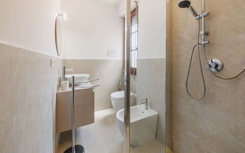 La Casa di Margot: Gulvbelægning, Badeværelse, Etage, Væg, Sanitærarmatur, Indretning, Toilet, Loft, Vvs, Belysning