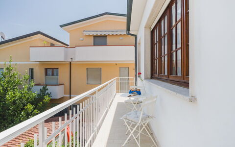 La Casa di Margot: Etage, Boligområde, Dør, Hjem, Lejlighed, Altan, Kompositmateriale, Bejdse, Molding, Veranda