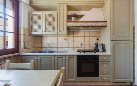 La Casa di Margot: Køkken, Køkken Apparat, Cabinetry, Countertop, Større Bandage, Træ, Indretning, Møbel, Gulvbelægning, Husholdningsapparat