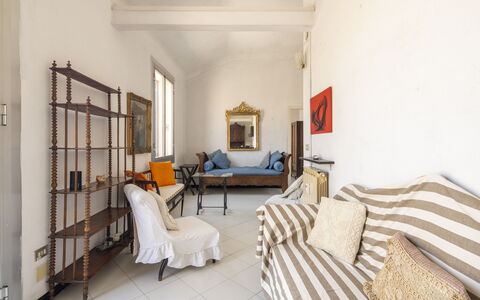 La Terrazza in Centro, Genova: Møbel, Indretning, Væg, Gulvbelægning, Etage, Træ, Værelse, Loft, Couch, Stue