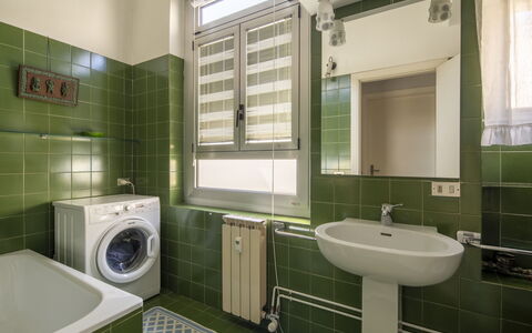 La Terrazza in Centro, Genova: Gulvbelægning, Sanitærarmatur, Indretning, Etage, Loft, Vvs, Håndvask, Tap, Flise, Badeværelse
