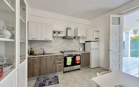 Villa Franca: Køkken, Større Bandage, Køkken Apparat, Countertop, Gulvbelægning, Møbel, Etage, Indretning, Cabinetry, Husholdningsapparat