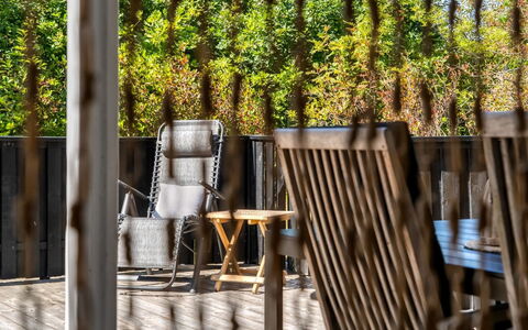 Florida - from the Sea: Træ, Møbel, Udendørs Møbler, Hårdttræ, Skygge, Bejdse, Stol, Planke, Have, Eco Hotel
