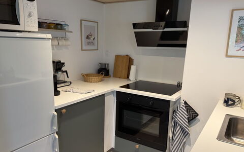 Eike - from the Sea: Køkken Apparat, Større Bandage, Køkken, Gulvbelægning, Cabinetry, Countertop, Komfur, Indretning, Husholdningsapparat, Møbel